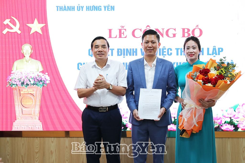 Bí thư Thành ủy Hưng Yên Phạm Huy Bình trao quyết định và tặng hoa chúc mừng Chi bộ Bệnh viện đa khoa Hưng Hà