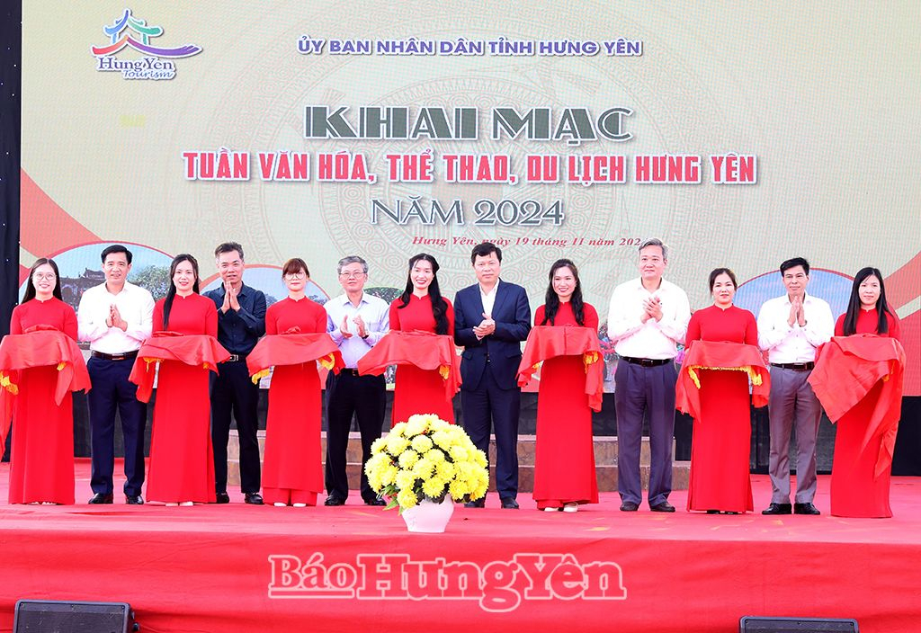 Các đại biểu tham quan khu trưng bày không gian “Sắc màu di sản văn hóa, du lịch Hưng Yên”