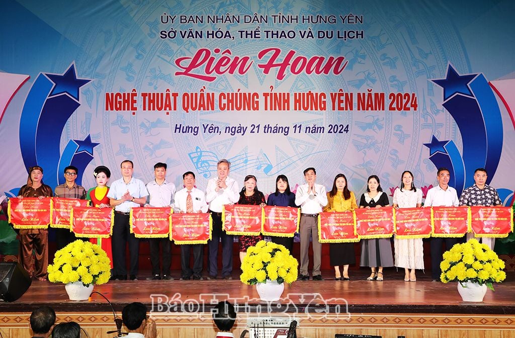 Trao cờ lưu niệm tặng các đơn vị tham dự liên hoan