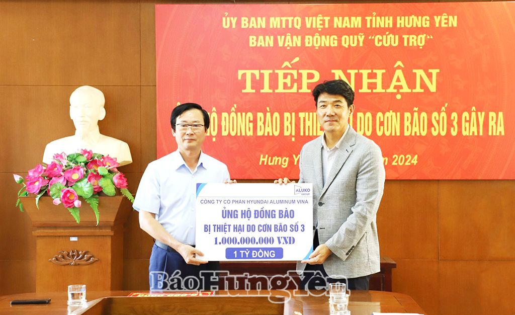 Đồng chí Chủ tịch Uỷ ban MTTQ Việt Nam tỉnh Nguyễn Bật Khánh tiếp nhận tiền ủng hộ đồng bào bị thiệt hại do bão số 3