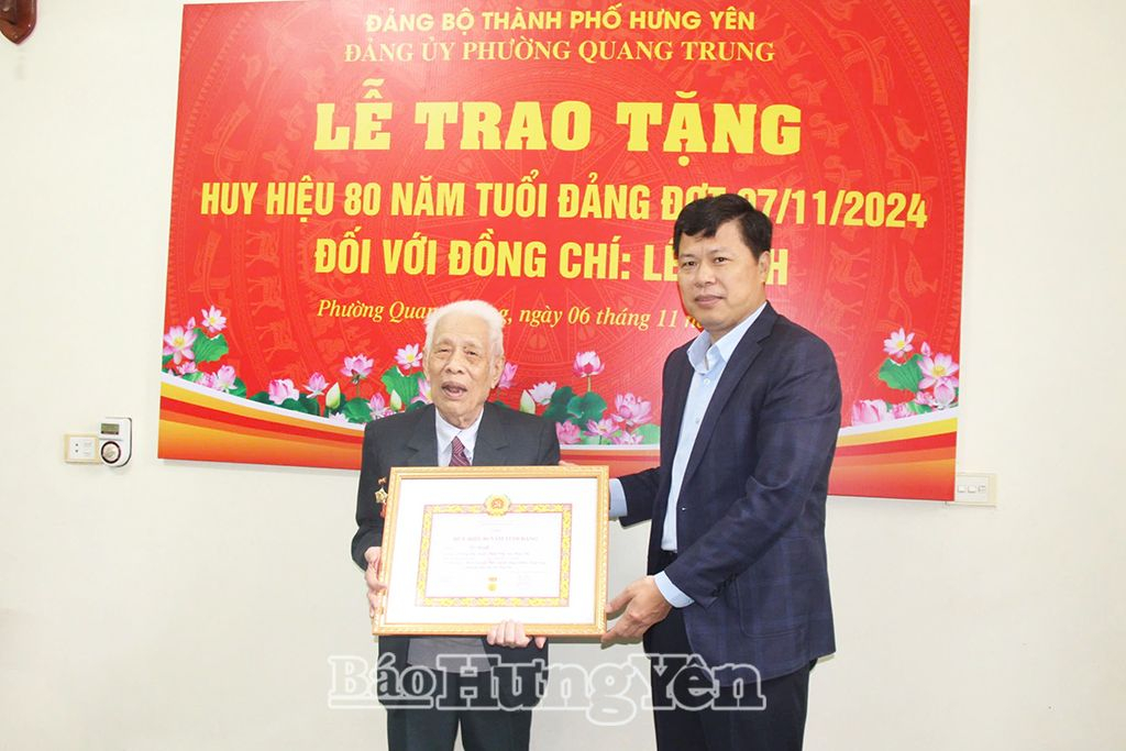 Đồng chí Phó Bí thư Thường trực Tỉnh uỷ, Chủ tịch HĐND tỉnh Trần Quốc Toản trao Huy hiệu 80 năm tuổi Đảng tặng đảng viên Lê Bình