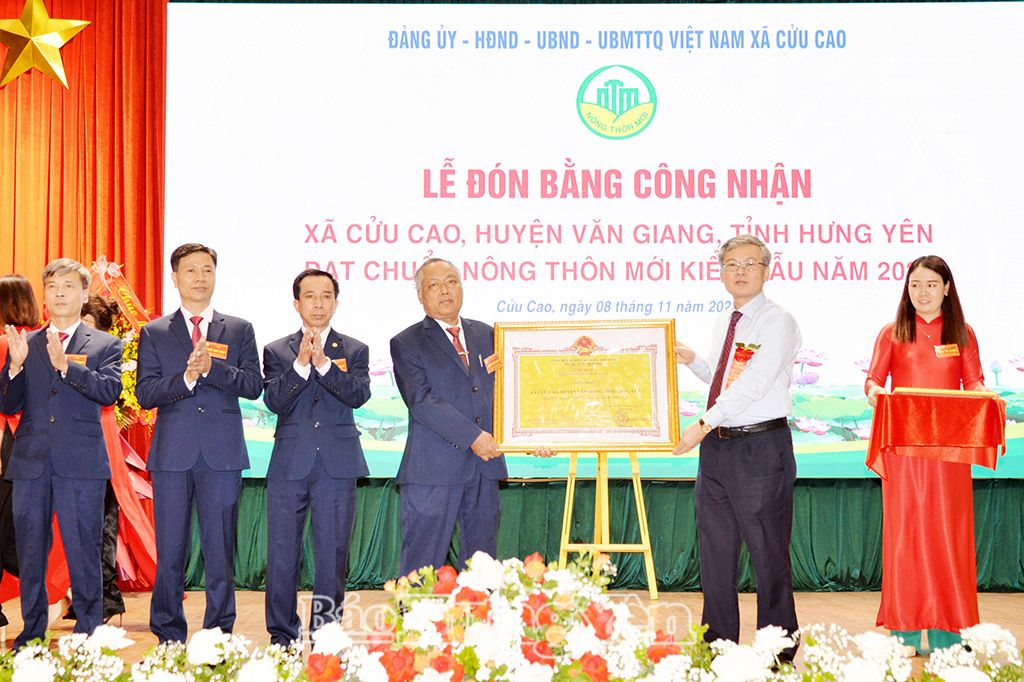 Đồng chí Phó Chủ tịch UBND tỉnh Nguyễn Duy Hưng trao Bằng công nhận xã đạt chuẩn NTM kiểu mẫu về giáo dục năm 2023 tặng Đảng bộ, chính quyền và Nhân dân xã Cửu Cao