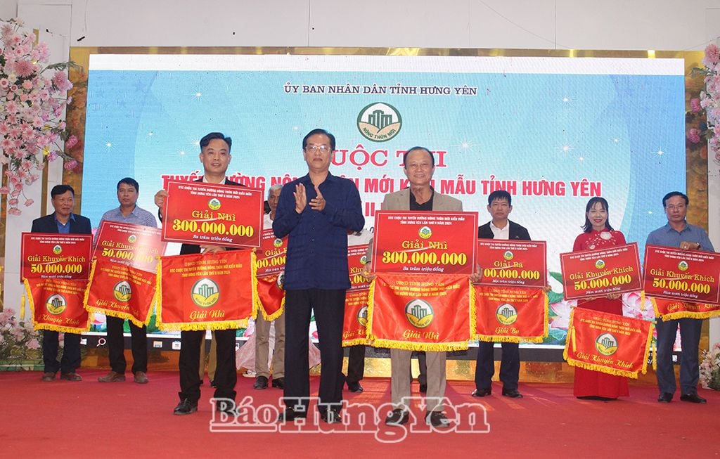 Đại diện Ban tổ chức cuộc thi trao giải cho các đội thi