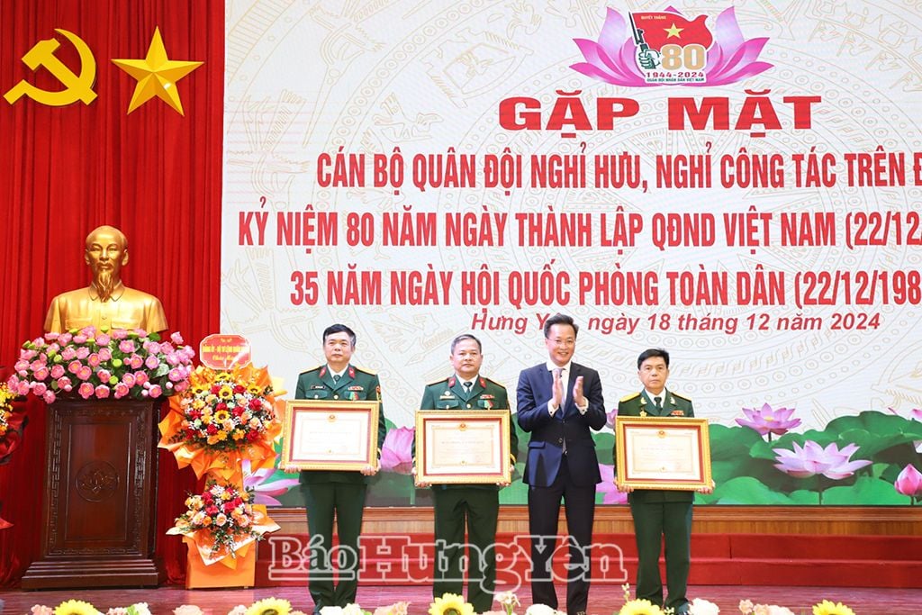   Thừa ủy quyền của Chủ tịch nước, đồng chí Bí thư Tỉnh ủy Nguyễn Hữu Nghĩa trao Huân chương Bảo vệ Tổ quốc hạng Nhất, hạng Ba cho các cán bộ quân đội nghỉ hưu, nghỉ công tác 