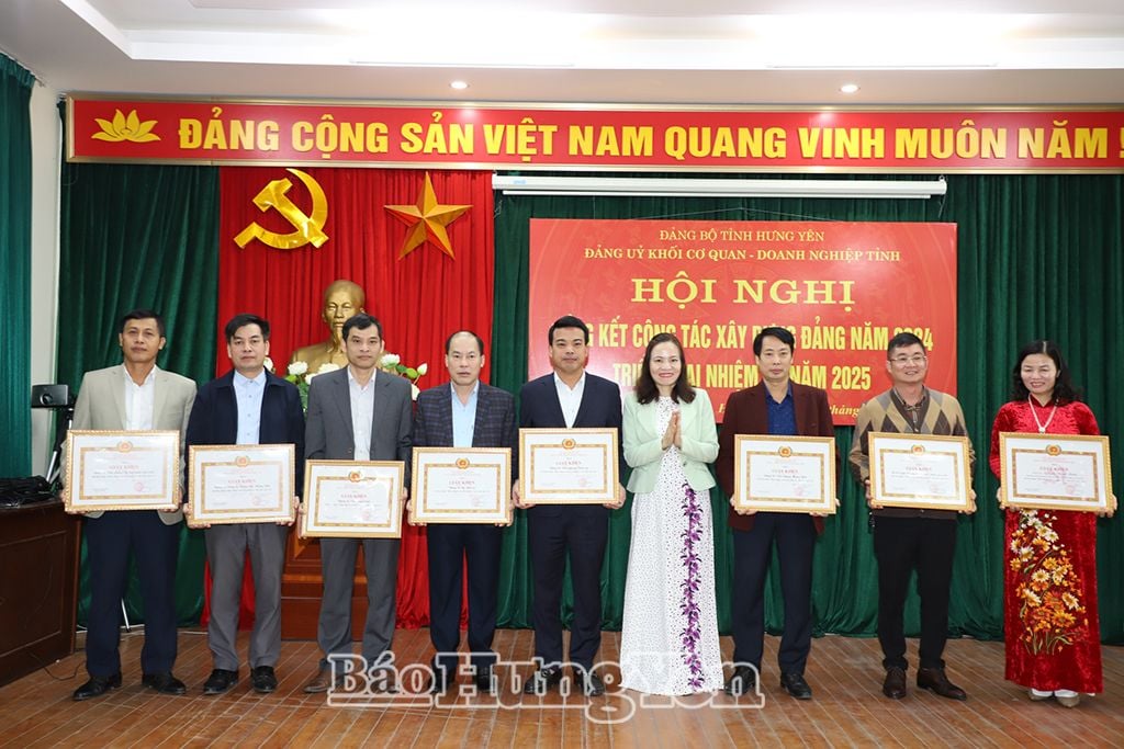  Trao giấy khen tặng các tổ chức cơ sở đảng hoàn thành xuất sắc nhiệm vụ tiêu biểu năm 2024