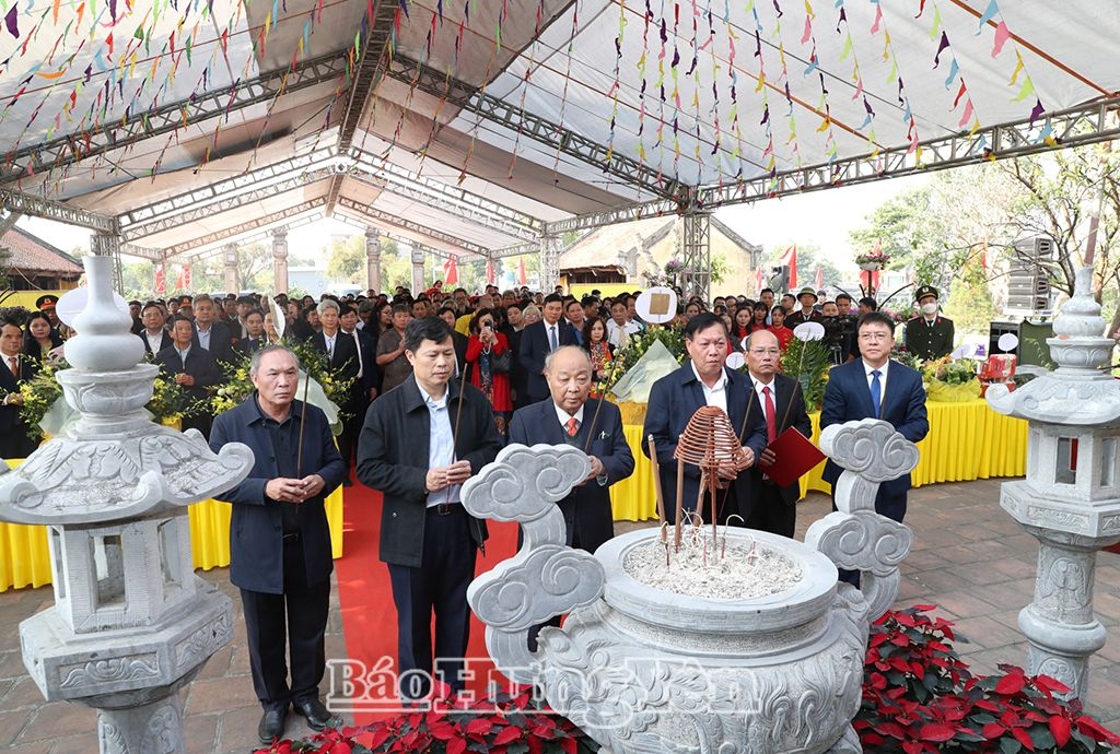 Các đại biểu dâng hương kỷ niệm 300 năm Ngày sinh Đại danh y Hải Thượng Lãn Ông Lê Hữu Trác