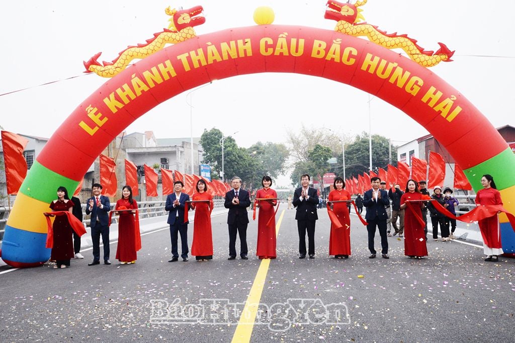  Các đại biểu cắt băng khánh thành cầu bắc qua sông Bắc Hưng Hải trên địa bàn xã Vĩnh Khúc (Văn Giang)