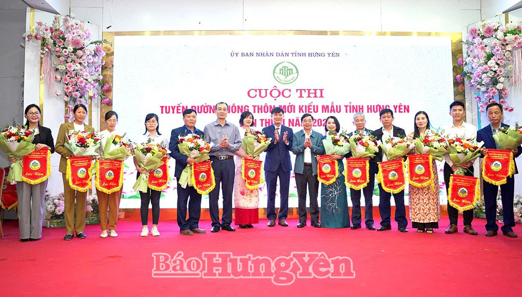 Đại diện Ban tổ chức cuộc thi trao cờ lưu niệm cho các đội dự thi