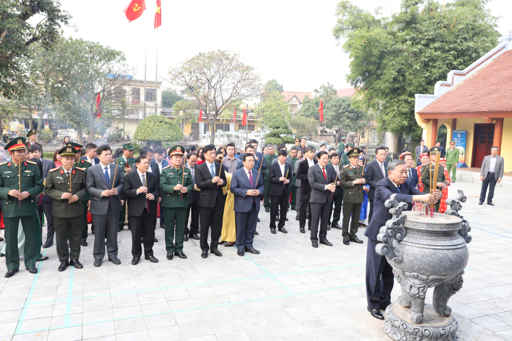 Tổng Bí thư Tô Lâm và các đại biểu dâng hương Khu lưu niệm Tổng Bí thư Nguyễn Văn Linh ở xã Nguyễn Văn Linh (Yên Mỹ)