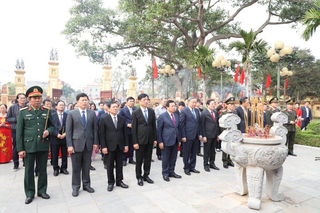 Tổng Bí thư Tô Lâm và các đại biểu dâng hương Nhà tưởng niệm Trung tướng Nguyễn Bình ở xã Nguyễn Văn Linh (Yên Mỹ)