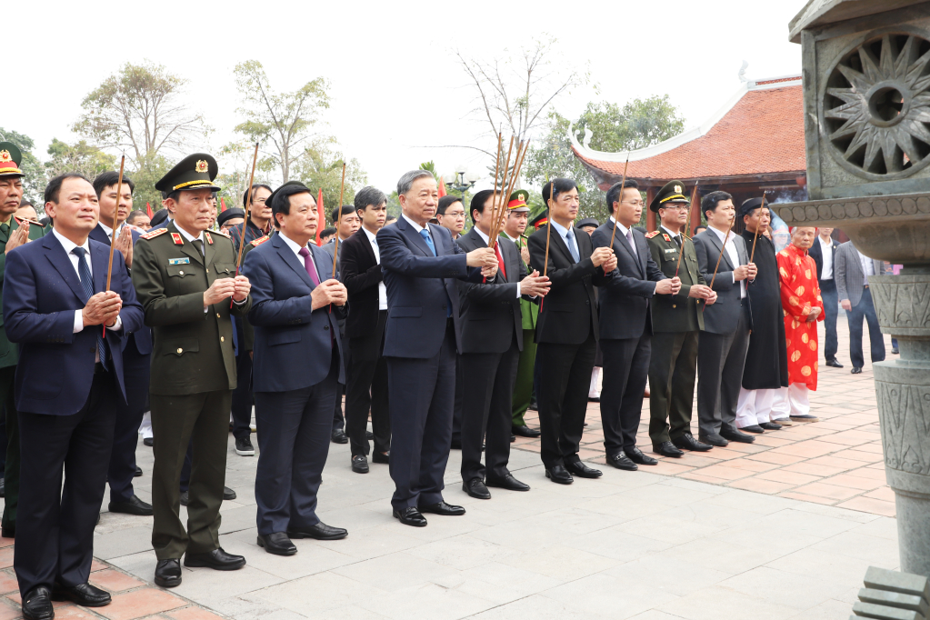 Trước đó, Tổng Bí thư Tô Lâm và Đoàn công tác Trung ương cùng các đồng chí lãnh đạo tỉnh đến dâng hương tại Đền thờ Triệu Việt Vương, xã Phạm Hồng Thái (Khoái Châu). Các đại biểu bày tỏ lòng thành kính tới Đức vua Triệu Việt Vương, vị vua hào kiệt, nhân nghĩa, chí tình.