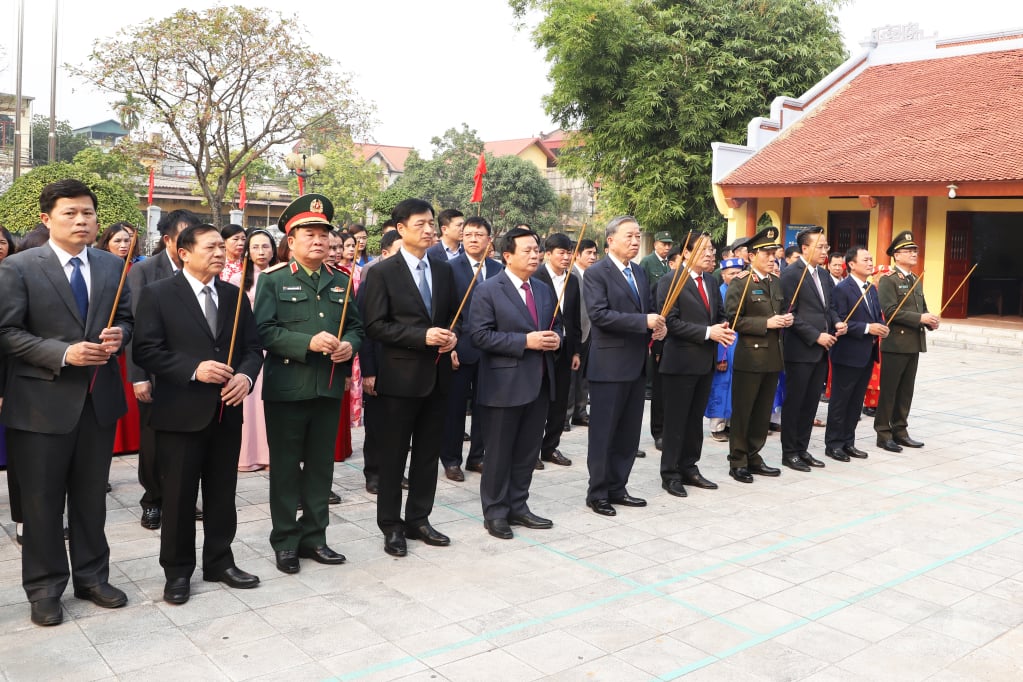 Tổng Bí thư Tô Lâm và Đoàn công tác Trung ương cùng các đồng chí lãnh đạo tỉnh dâng hương tại Khu lưu niệm Tổng Bí thư Nguyễn Văn Linh, xã Nguyễn Văn Linh (Yên Mỹ). Các đại biểu dành một phút tưởng niệm, bày tỏ lòng biết ơn sâu sắc đối với những cống hiến của Tổng Bí thư Nguyễn Văn Linh, người học trò xuất sắc của Chủ tịch Hồ Chí Minh.