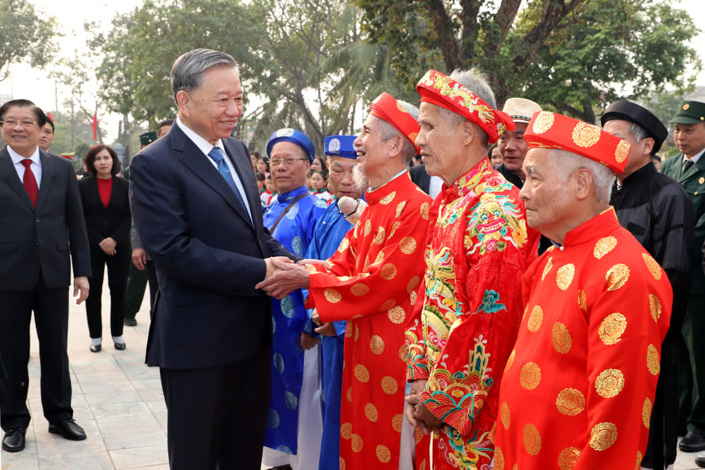 Tổng Bí thư Tô Lâm trò chuyện với Nhân dân xã Nguyễn Văn Linh (Yên Mỹ)