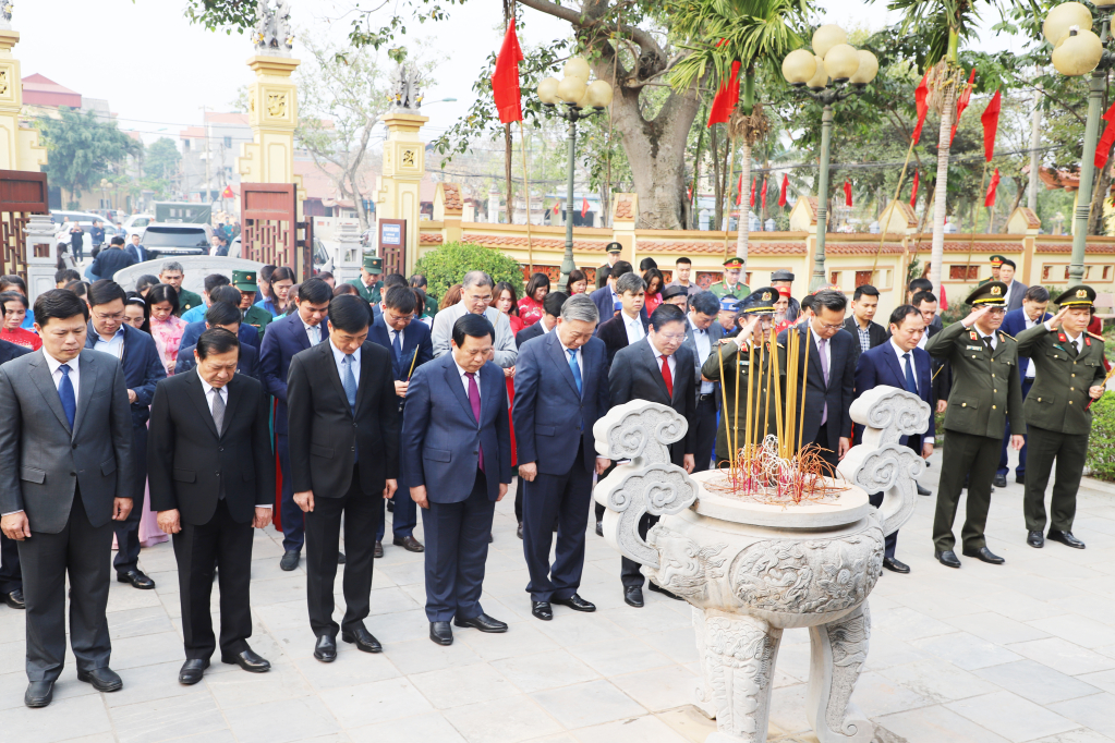 Các đại biểu thành kính tưởng nhớ Trung tướng Nguyễn Bình, vị tướng tài năng của Quân đội nhân dân Việt Nam anh hùng, người con ưu tú của quê hương Hưng Yên