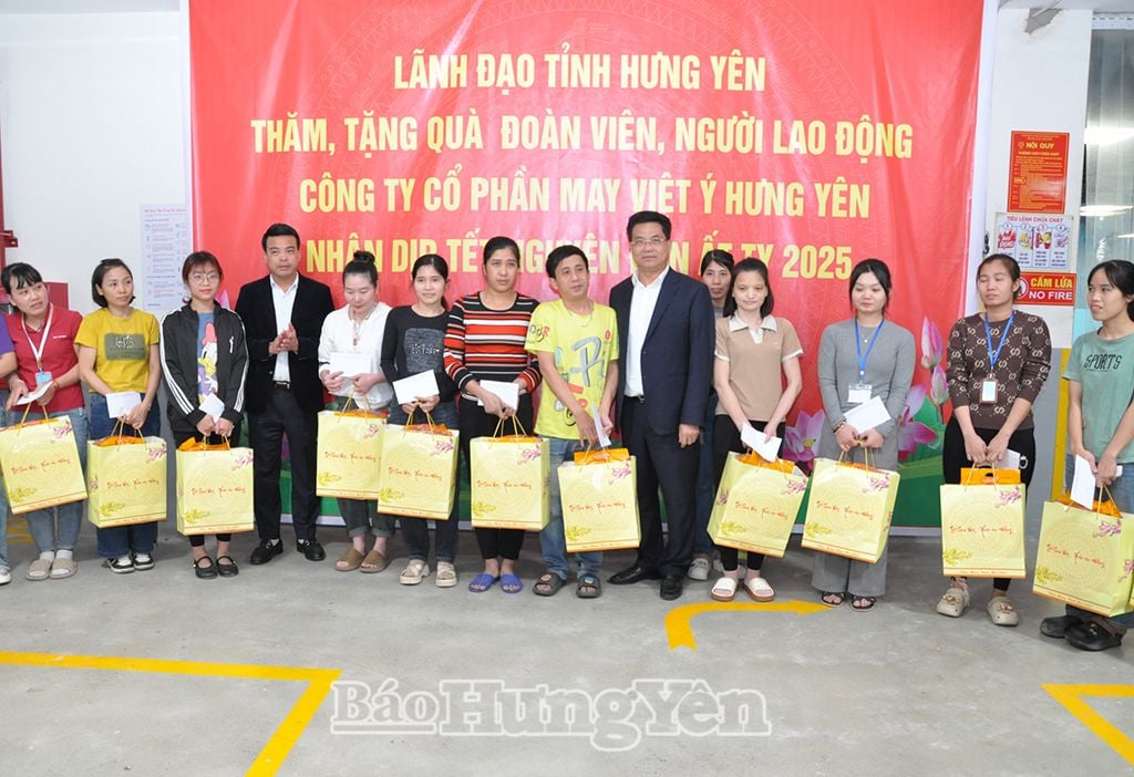 Đồng chí Lê Quang Hòa, Ủy viên Ban Thường vụ Tỉnh ủy, Chủ nhiệm Ủy ban Kiểm tra Tỉnh ủy cùng lãnh đạo Liên đoàn Lao động tỉnh tặng quà Tết tại Công ty cổ phần may Việt Ý – Hưng Yên (Khoái Châu)