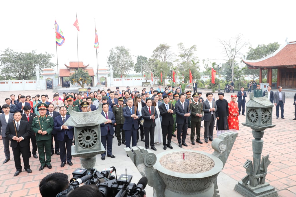 Tổng Bí thư Tô Lâm và các đại biểu đến dâng hương tại Đền thờ Triệu Việt Vương ở xã Phạm Hồng Thái (Khoái Châu)