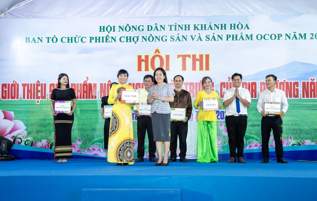 Ban tổ chức trao giải cho các đội thi