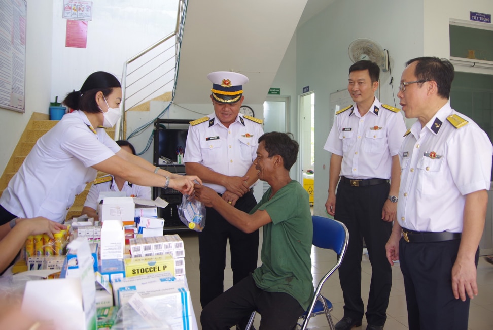 Đoàn công tác Học viện Hải quân khám, phát thuốc miễn phí cho người dân xã Khánh Trung.