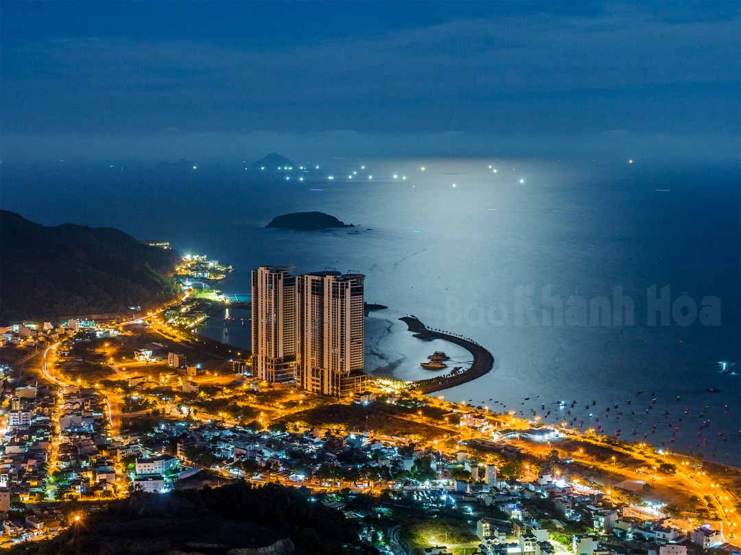 Nha Trang đêm nhìn từ núi Cô Tiên. Ảnh: TRẦN ĐÌNH VIỆT
