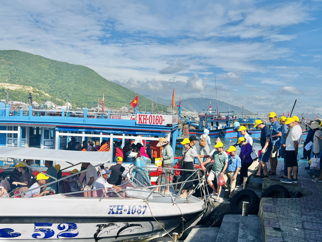 Khách du lịch lên tàu đi tour tham quan vịnh Nha Trang sáng 26-7