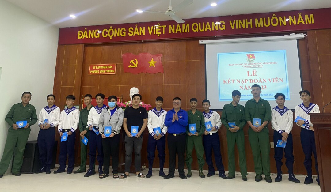 Anh Bùi Đức Thông - Bí thư Đoàn phường Vĩnh Trường trao quyết định kết nạp đoàn viên cho thanh niên chuẩn bị lên đường nhập ngũ. Ảnh: Đ.T
