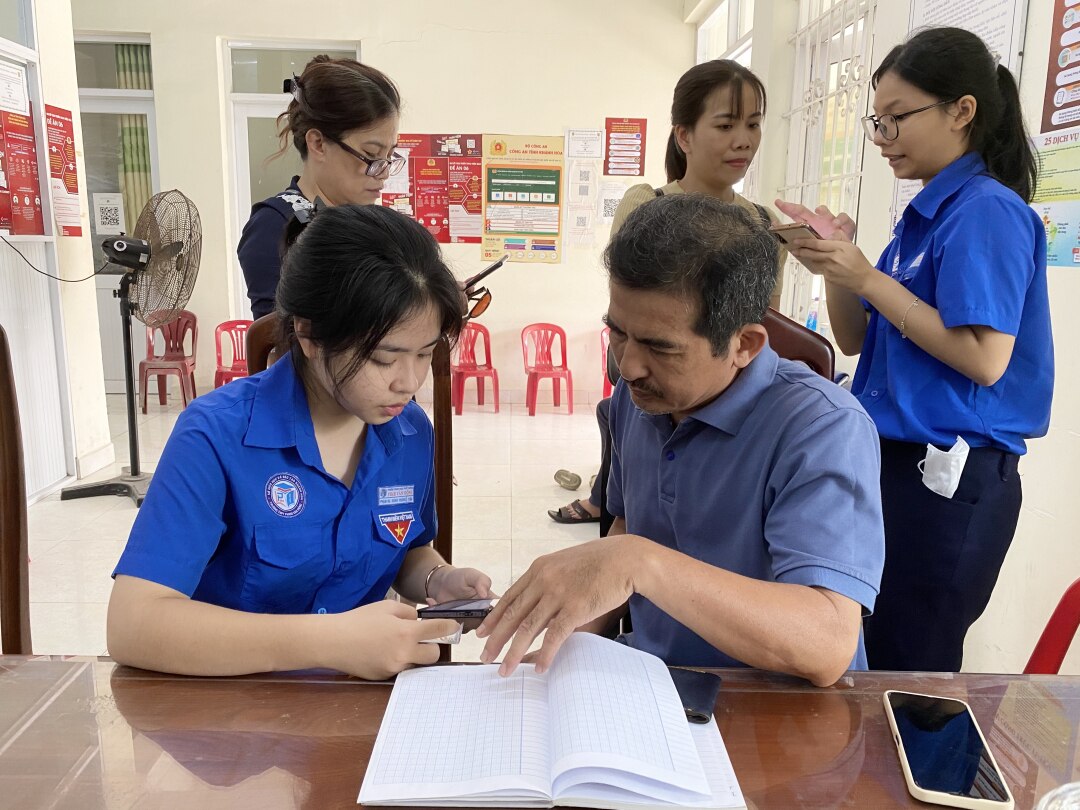 Thực hiện Đề án 06, đoàn viên, thanh niên thành phố hướng dẫn người dân cài đặt ứng dụng VNeID.