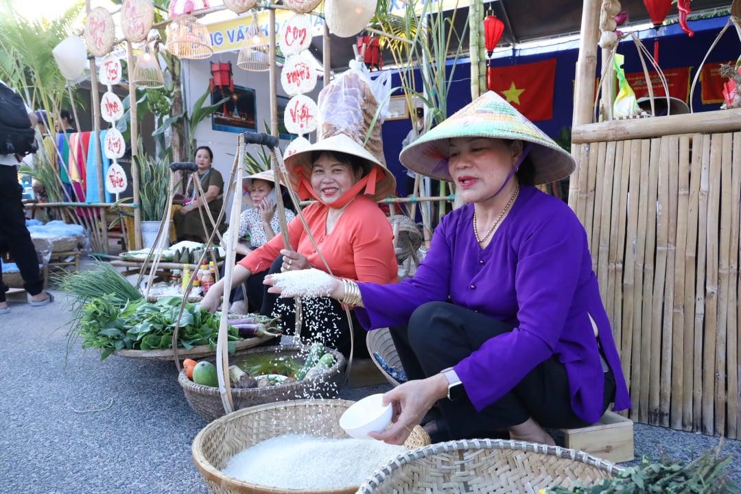 Người dân làng văn hoá Thạnh Mỹ (xã Ninh Quang, thị xã Ninh Hoà) giới thiệu sản phẩm gạo Ngọc Quang nổi tiếng của làng.