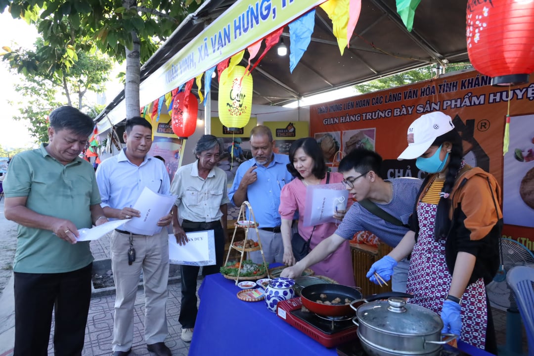 Các thành viên Ban giám khảo đi chấm nội dung trang trí, trưng bày giới thiệu sản phẩm tiêu biểu của các làng văn hóa.