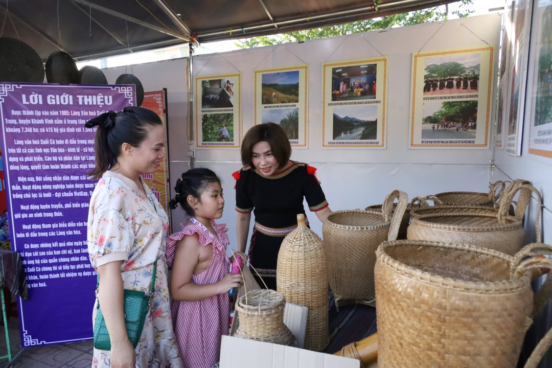 Thành viên của làng văn hoá  Suối Cá (xã Khánh Trung, huyện Khánh Vĩnh) giới thiệu về những chiếc gùi của đồng bào dân tộc thiểu số.