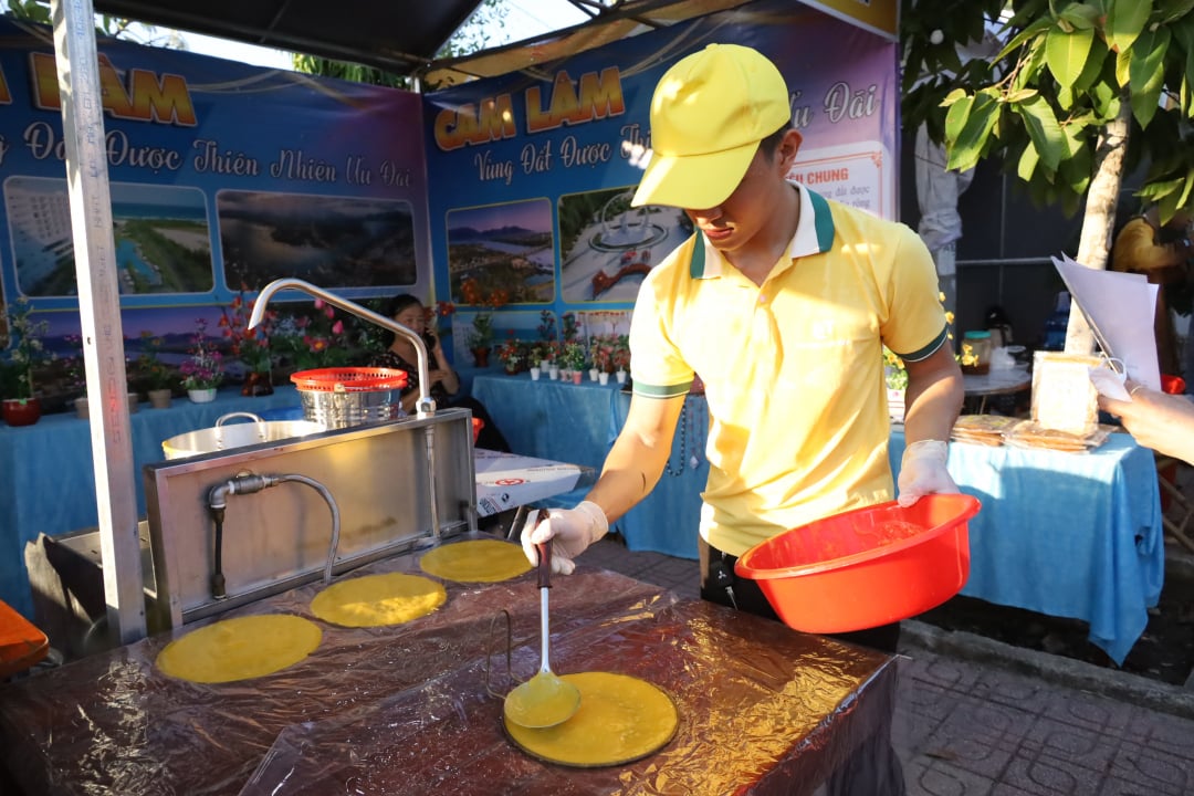 Trình diễn thao tác làm bánh tráng xoài của thành viên làng văn hoá Vĩnh Nam (xã Cam An Nam, huyện Cam Lâm).