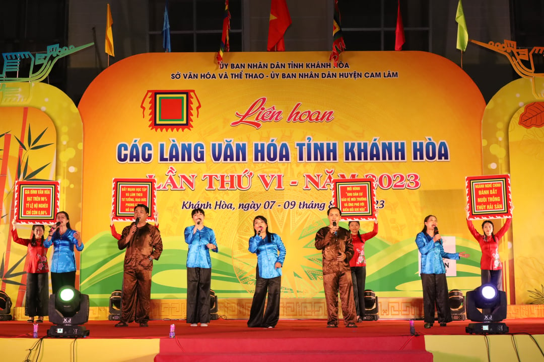 Các thành viên tổ dân phố Trà Long (phường Ba Ngòi,  TP. Cam Ranh) giới thiệu đến mọi người những thành tích của địa phương.