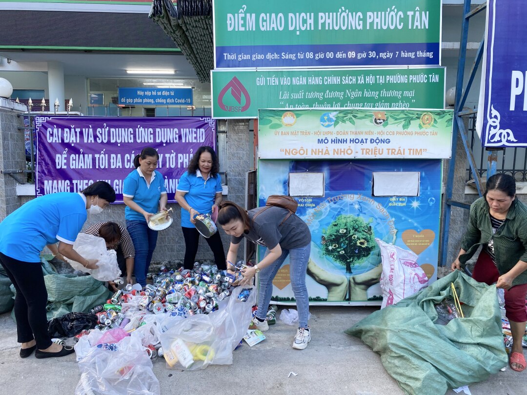 Mô hình thu gom phế liệu “Ngôi nhà nhỏ - Triệu trái tim” của phường Phước Tân thu hút cán bộ, hội viên và người dân tham gia.