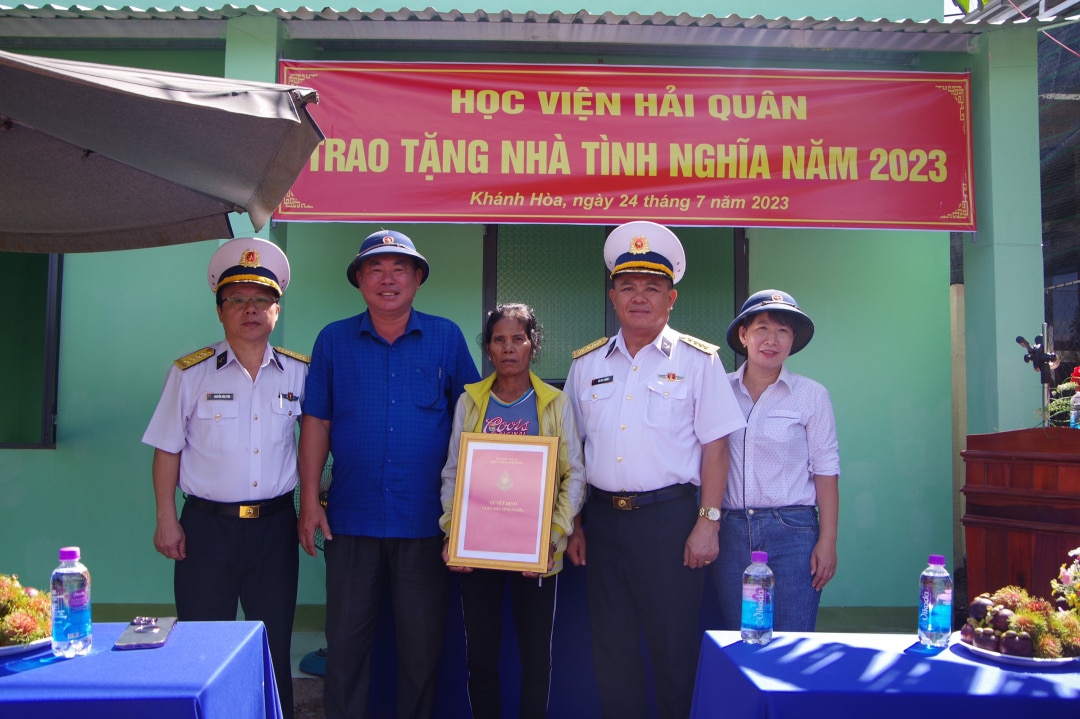Đại tá Bùi Duy Thống - Phó Chính ủy Học viện Hải quân cùng đoàn công tác trao tặng nhà tình nghĩa cho bà Cao Thị Hiền.