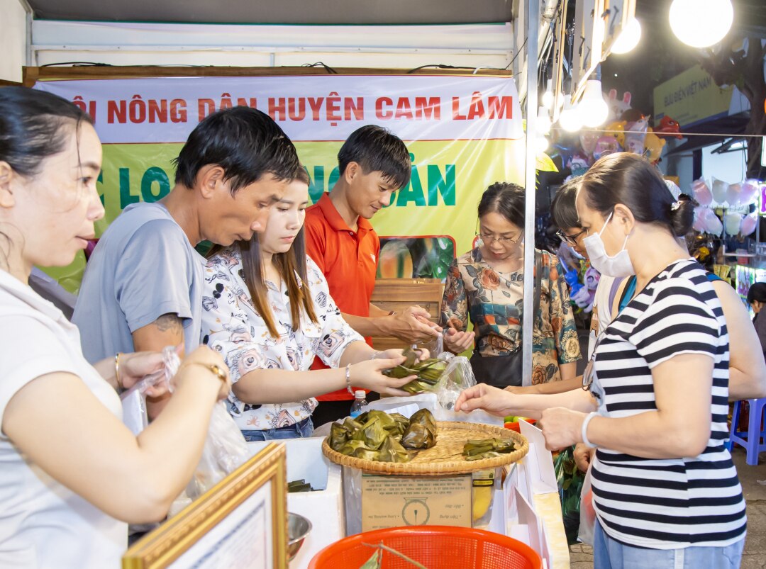 Người dân và du khách mua sắm tại Phiên chợ