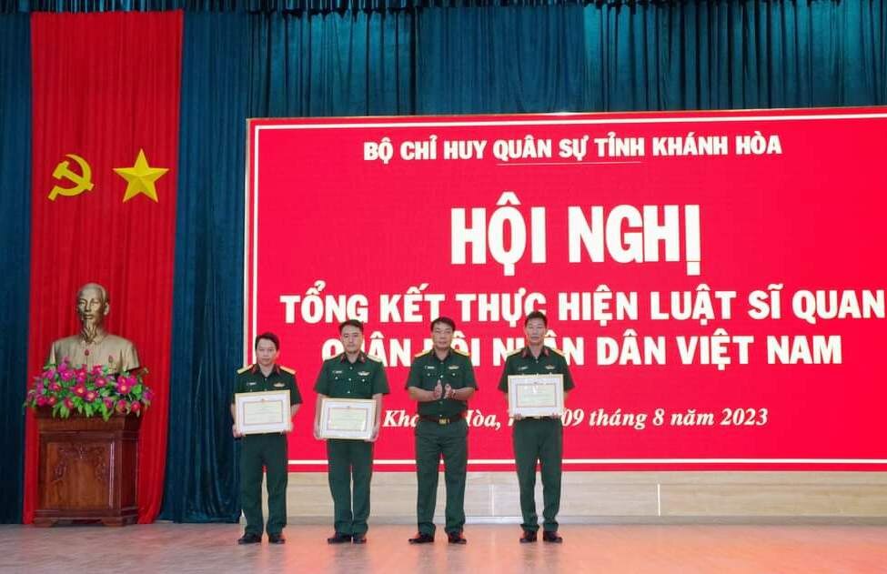 Đại tá Trịnh Việt Thành - Chính ủy Bộ CHQS tỉnh trao giấy khen cho các tập thể.