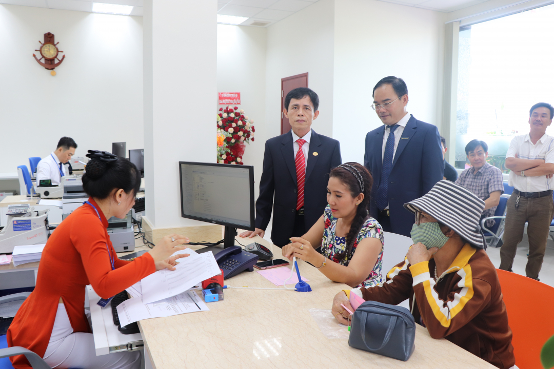 Đại biểu tham quan trụ sở mới của Phòng giao dịch Sacombank Cam Lâm.