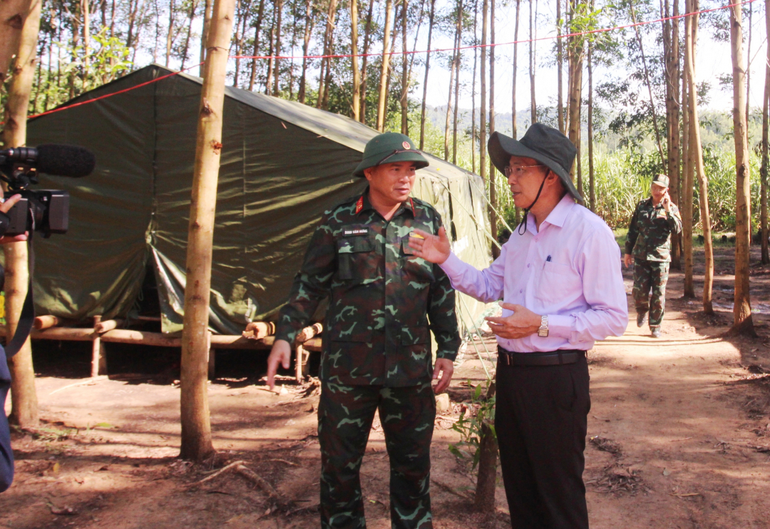 Ông Đinh Văn Thiệu kiểm tra tại khu vực ăn, nghỉ của lực lượng dự bị động viên và dân quân tự vệ.