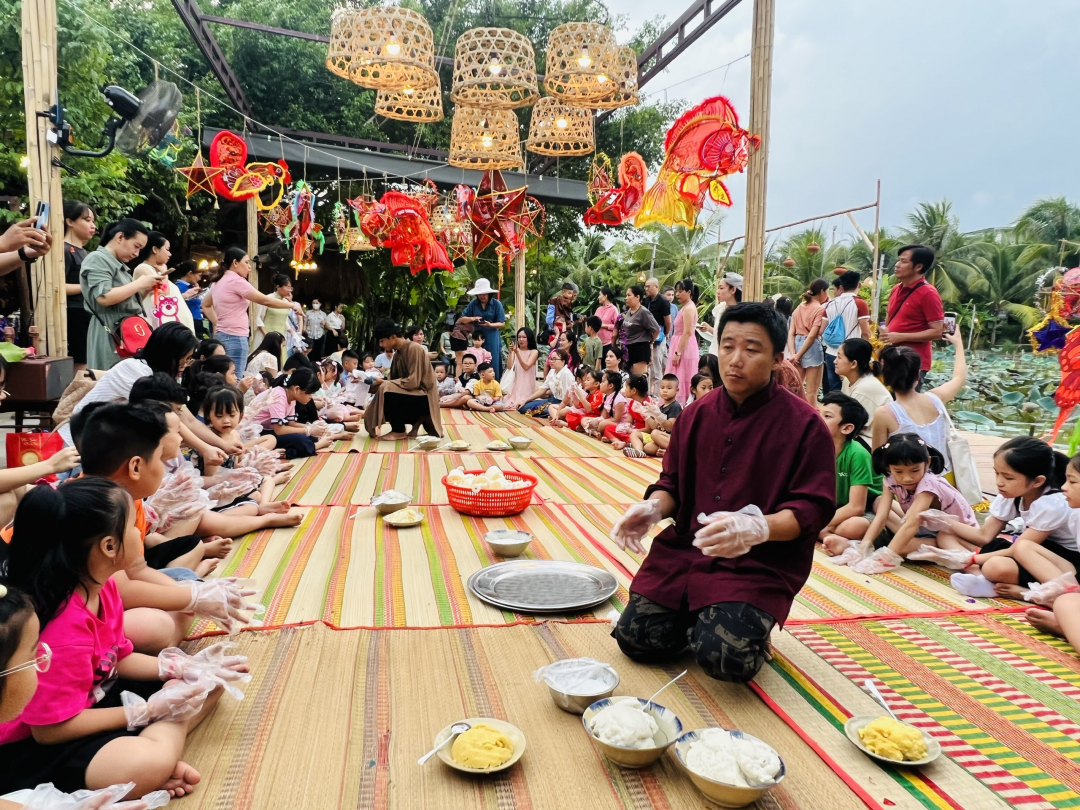 Sau phần làm lồni đèn, nhân viên Nha Trang xưa hướng dẫn các em nhỏ làm bánh trung thu