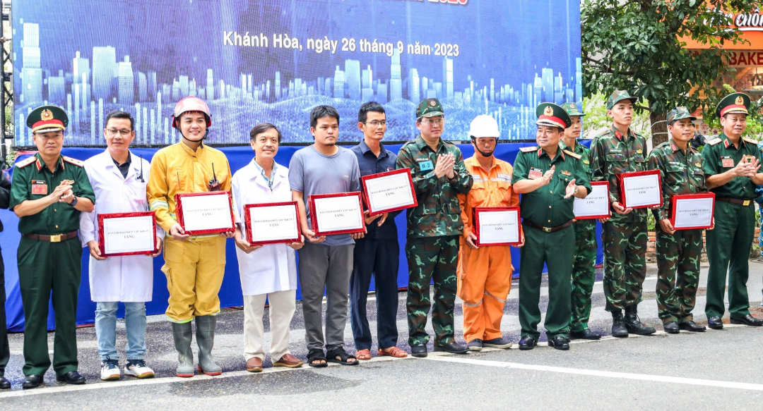 Lãnh đạo Quân khu 5 và tỉnh Khánh Hòa tặng quà, biểu dương lực lượng thực binh 