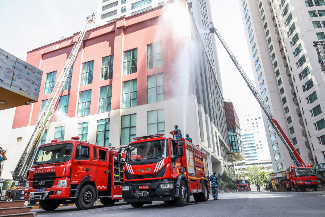 Công tác chữa cháy và cứu nạn, cứu hộ diễn ra hết sức khẩn trương 