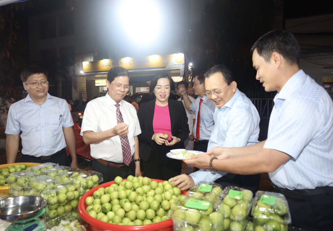 Các vị lãnh đạo tỉnh và đại biểu tham quan các gian hàng trong phiên chợ.