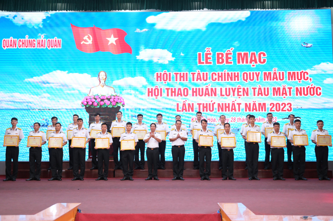 Trao giải nhất các nội dung thi của hội thi, hội thao.