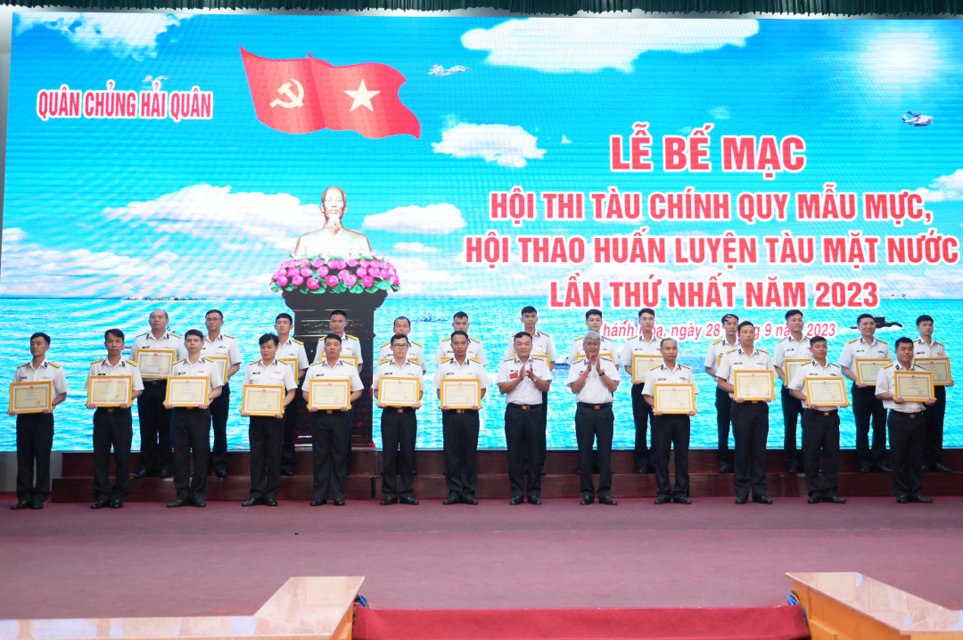 Trao thưởng cho các tàu đạt giải ba.