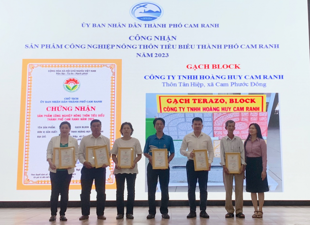 Đại diện Sở Công thương trao Giấy chứng nhận cho các đơn vị, cá nhân có sản phẩm công nghiệp nông thôn tiêu biểu năm 2023.