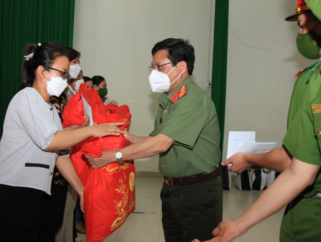 Đại tá Nguyễn Văn Ngàn, Phó Giám đốc Công an tỉnh tặng quà cho các đoàn viên có hoàn cảnh khó khăn nhân dịp Tết Nguyên đán 2022