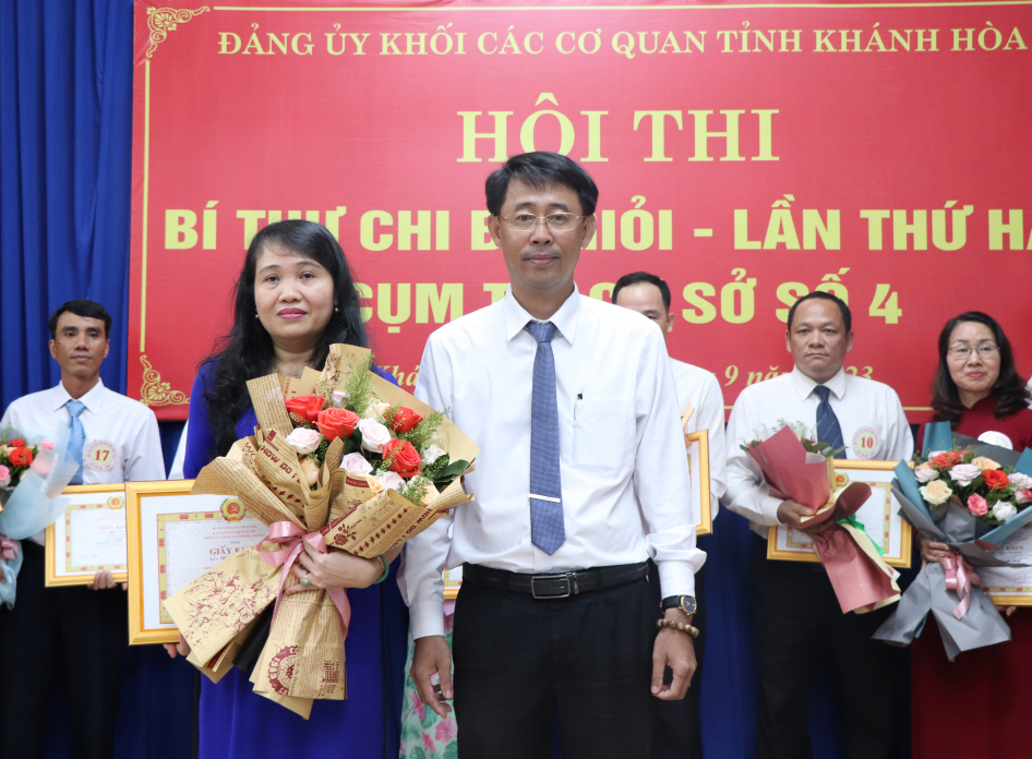 Ban tổ chức trao giải nhất cho thí sinh Đào Thị Ngọc Thuận.
