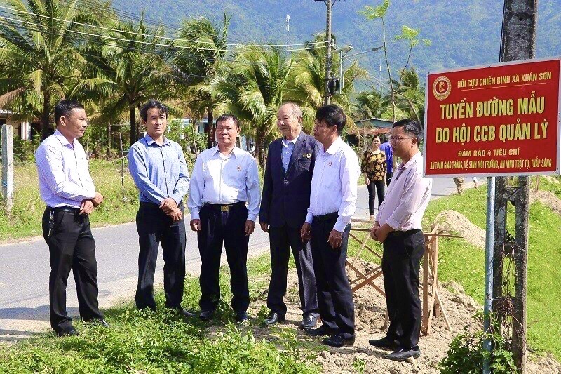 Mô hình “Tuyến đường mẫu do Hội Cựu chiến binh quản lý”
(xã Xuân Sơn, huyện Vạn Ninh).
