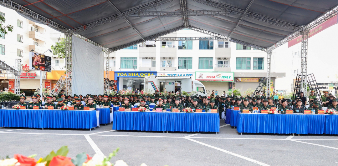 Các đại biểu tham quan thực binh ứng phó sự cố cháy nổ nhà cao tầng