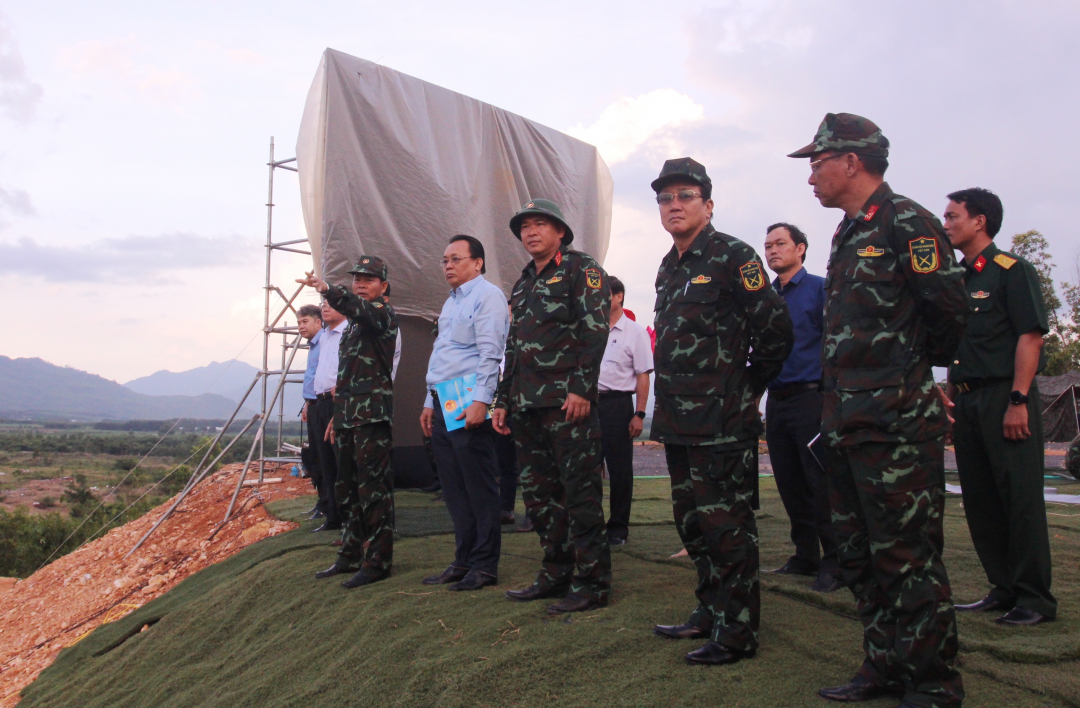 Ông Lê Hữu Hoàng kiểm tra công tác bảo đảm tại thao trường.