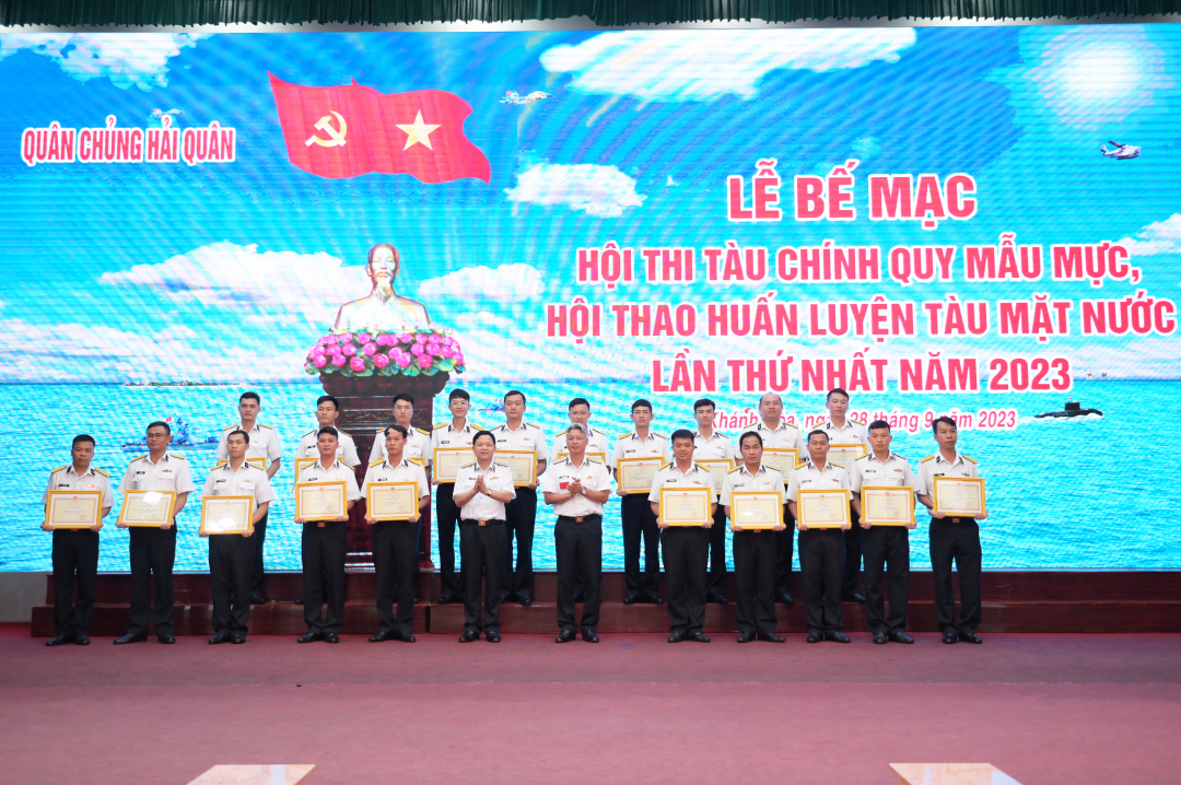 Ban tổ chức trao giải và khen thưởng các tàu đạt giải nhất, giải nhì tại hội thi, hội thao.